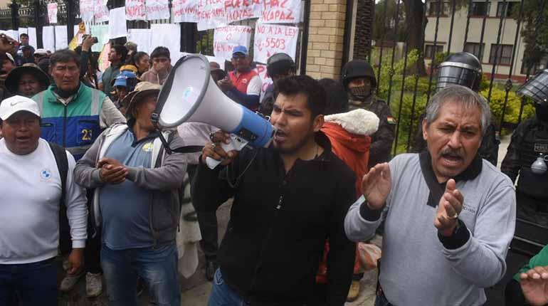 Juntas vecinales de Cochabamba marchan contra el fin de la subvención de hidrocarburos