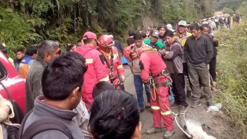 Camión cargado con coca cayó al río en el ‘Velo de la Novia’ y dejó varios muertos