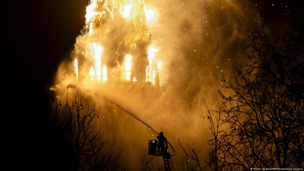 Incendio arrasa iglesia histórica Vondelkerk en Ámsterdam durante Nochevieja