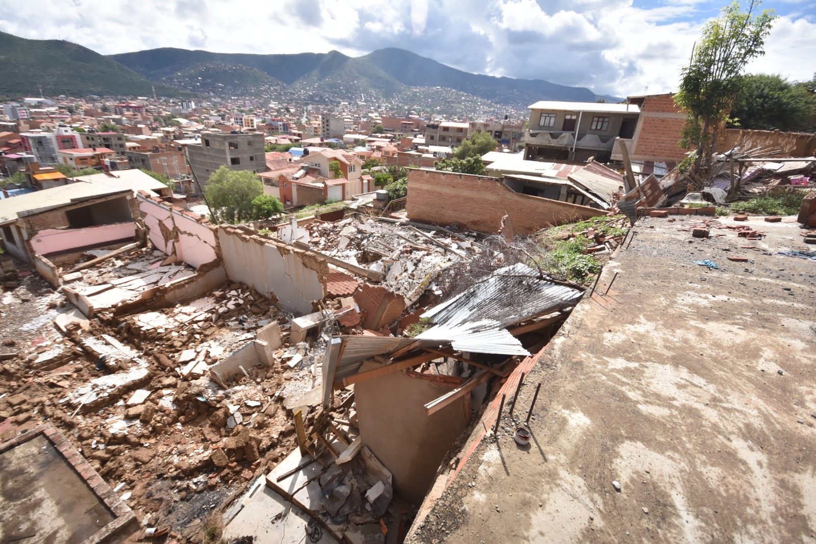 Al menos 80 familias deben abandonar sus viviendas por deslizamientos en Cochabamba