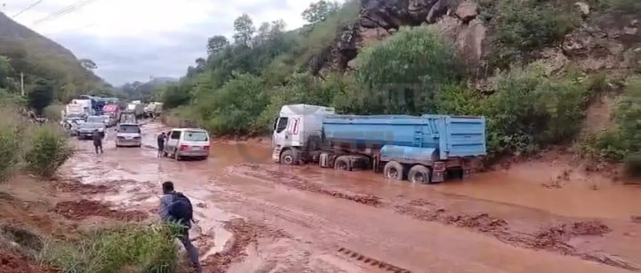 Mazamorra corta el tráfico entre Cochabamba y el occidente tras desborde del río Viloma