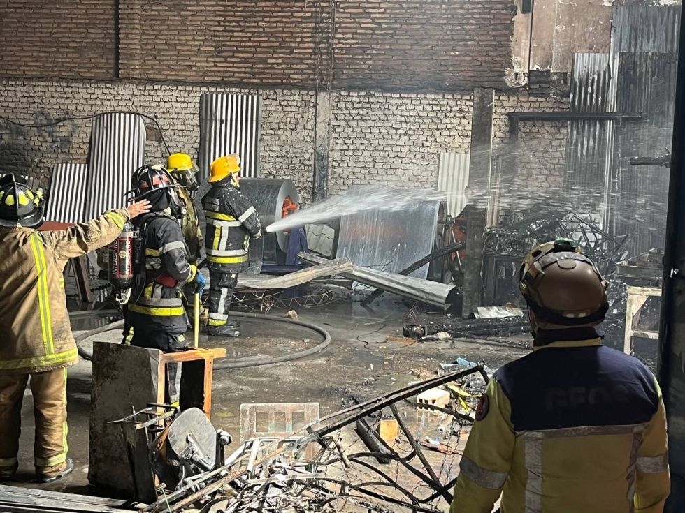 Cochabamba: Incendio consume un galpón en el municipio de Tiquipaya