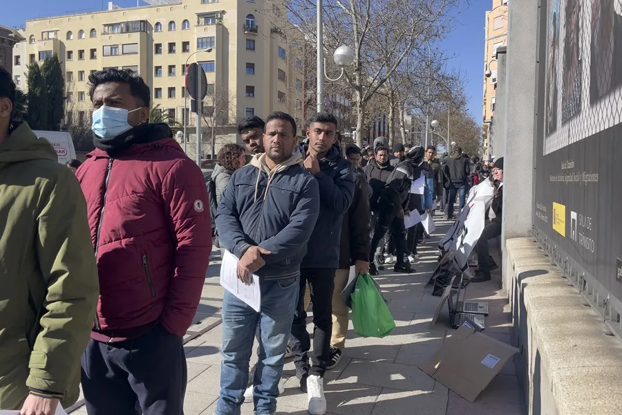 Gobierno español impulsará una regularización extraordinaria de migrantes tras acuerdo con Podemos