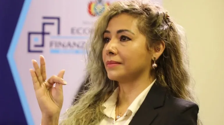 Justicia ordena la aprehensión de la expresidente de la Aduana Nacional, Karina Serrudo