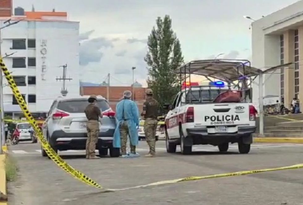 Mujer es hallada sin vida dentro de un vehículo frente a la Terminal de Tarija