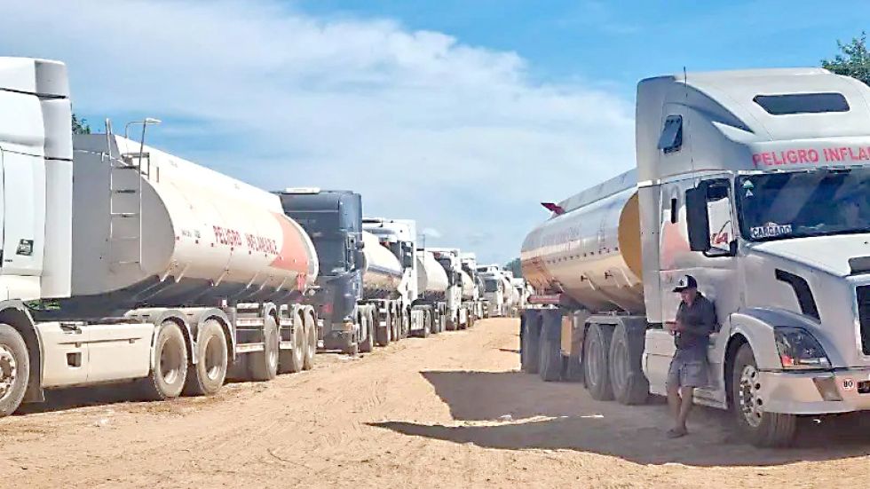 Cisterneros mantienen largas filas en Palmasola por lento ingreso de combustible