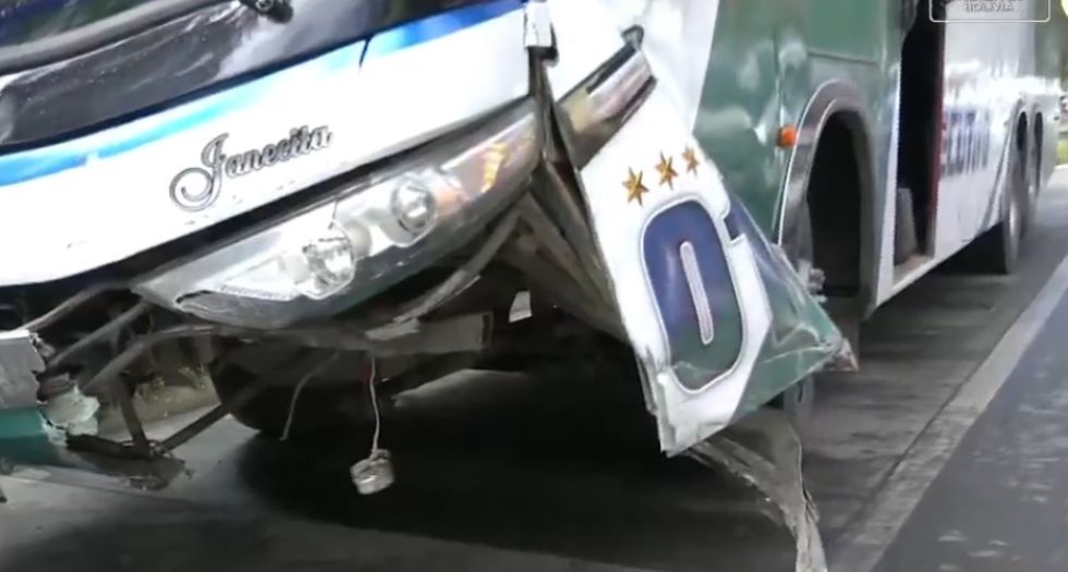 Accidente entre un bus y un taxi genera congestión en la autopista La Paz–El Alto