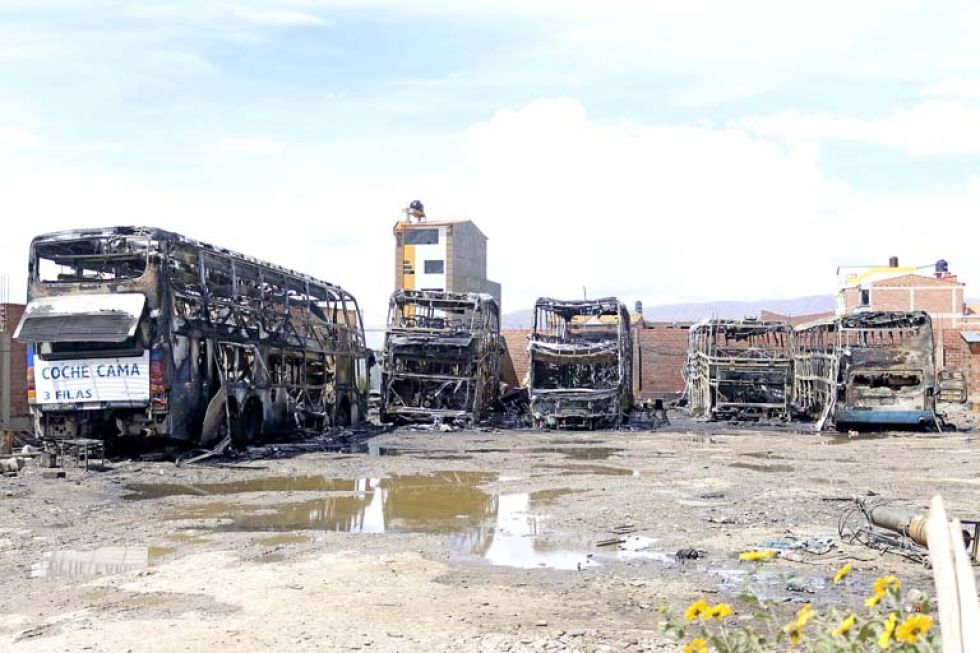 Oruro: Incendio arrasa con cinco buses en un taller mecánico