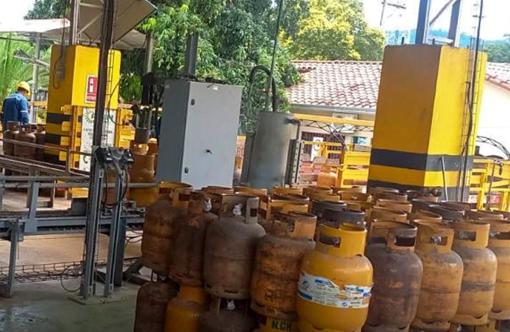 Importación de crudo permitirá a YPFB producir más combustibles