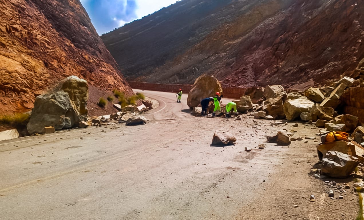 La ABC ejecuta limpieza de derrumbes en la vía Caracollo – Colquiri