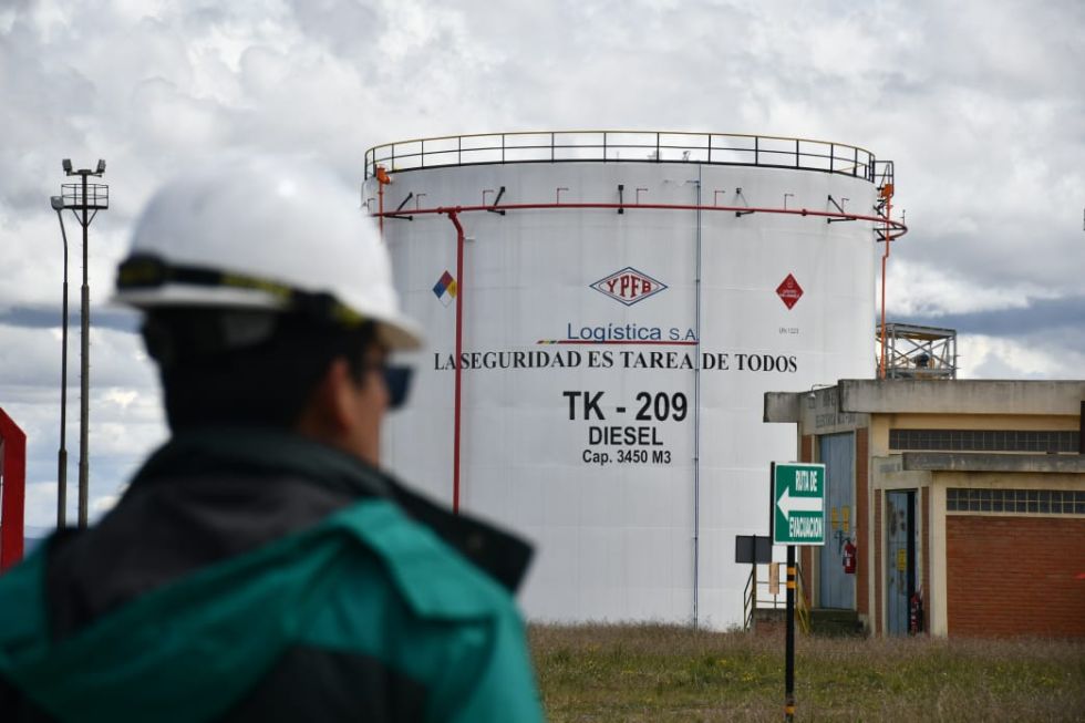 Investigan a 12 funcionarios de YPFB por la distribución de combustible defectuoso