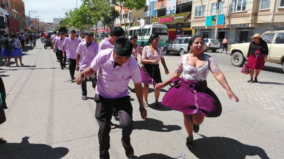 Se inicia el Carnaval en Bolivia con el Jueves de Comadres y celebraciones en Sucre