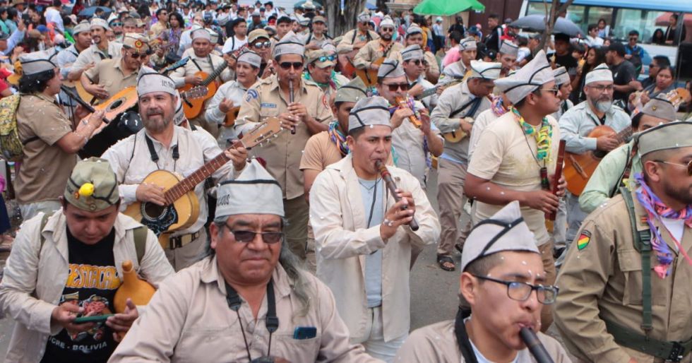 Compadres, Noche de Tradición y Antaño abren el Carnaval en Sucre