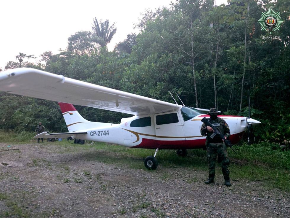 Secuestran aeronave y más de 800 paquetes de cocaína en operativo en Villa Tunari