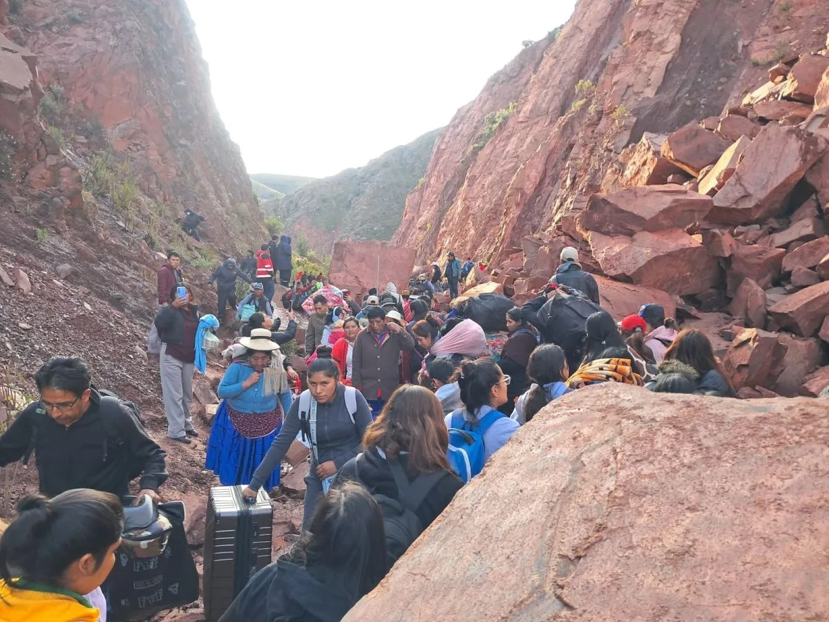 Derrumbe corta el tránsito en la carretera Cochabamba – Oruro