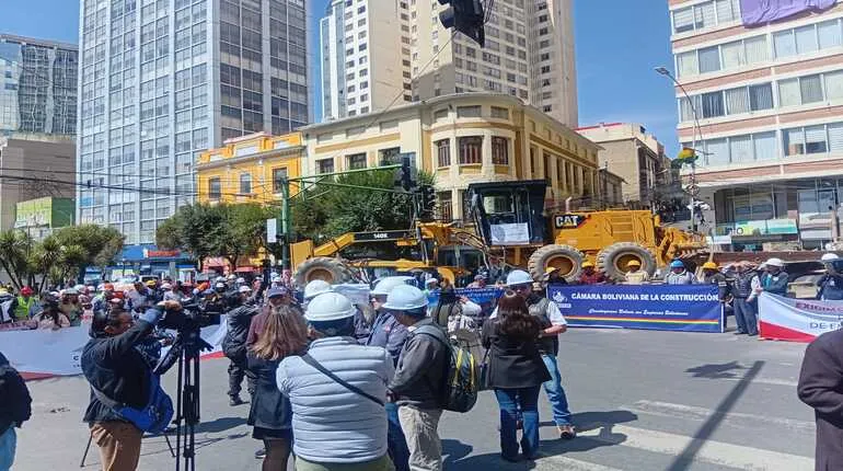 Constructoras protestan con maquinaria pesada en el centro de La Paz