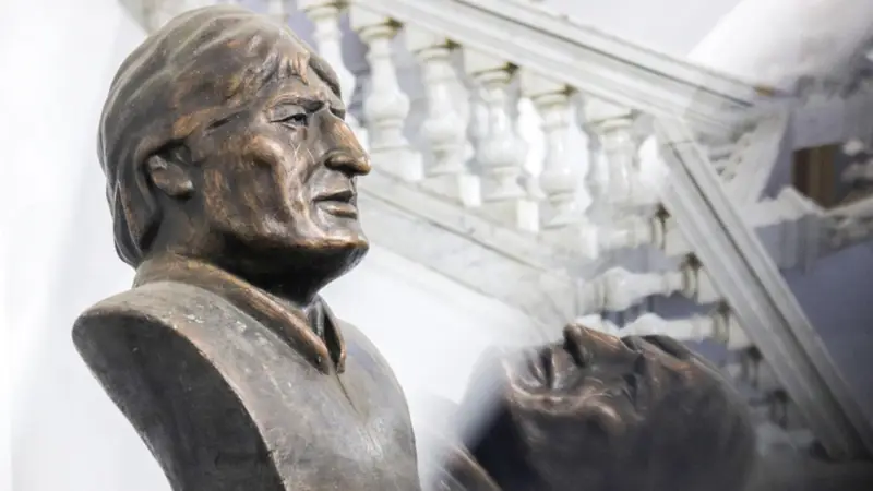 Senado dispone retirar busto de Evo Morales del Palacio Legislativo