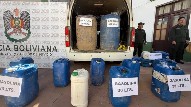 Hallan minibús adaptado para transportar combustible ilegal y aprehenden a cuatro personas