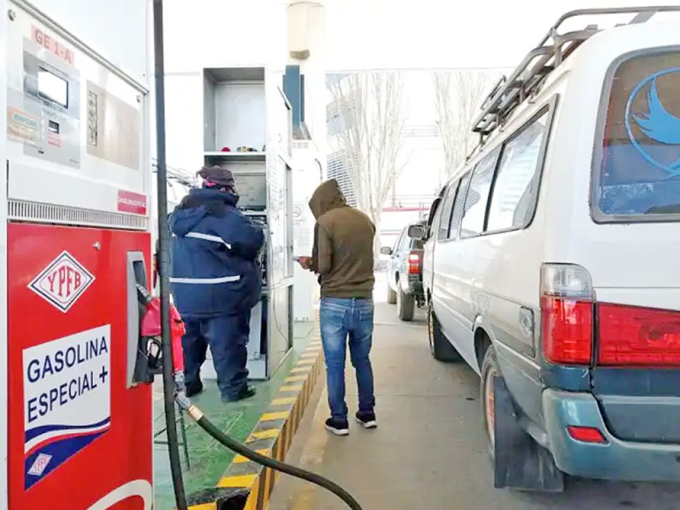 Gobierno descarta alza inmediata de carburantes pese a la volatilidad del petróleo