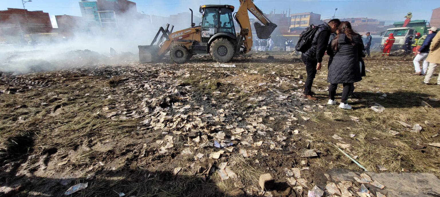 Allanan viviendas en El Alto en busca de billetes sustraídos tras siniestro aéreo