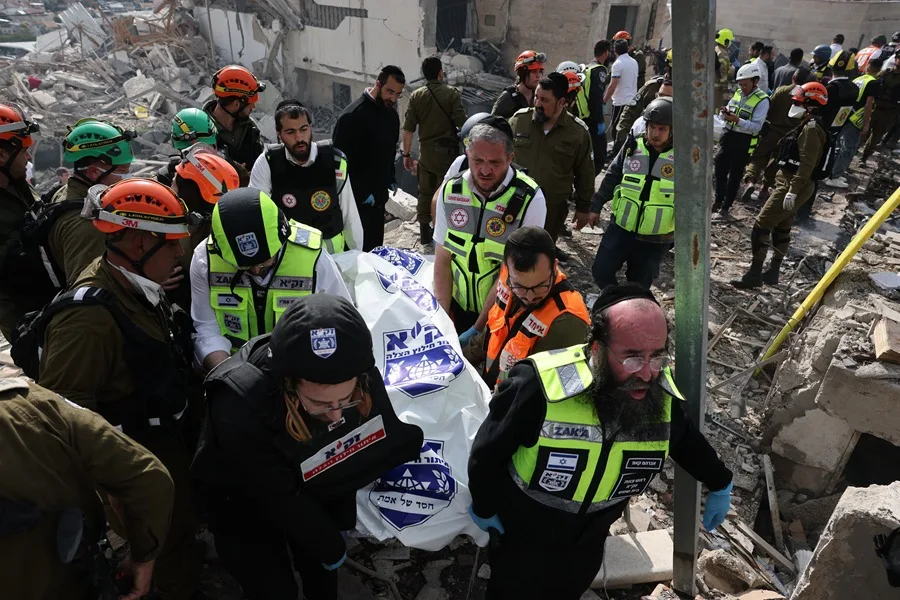 Al menos ocho muertos tras impacto de misil iraní cerca de Jerusalén