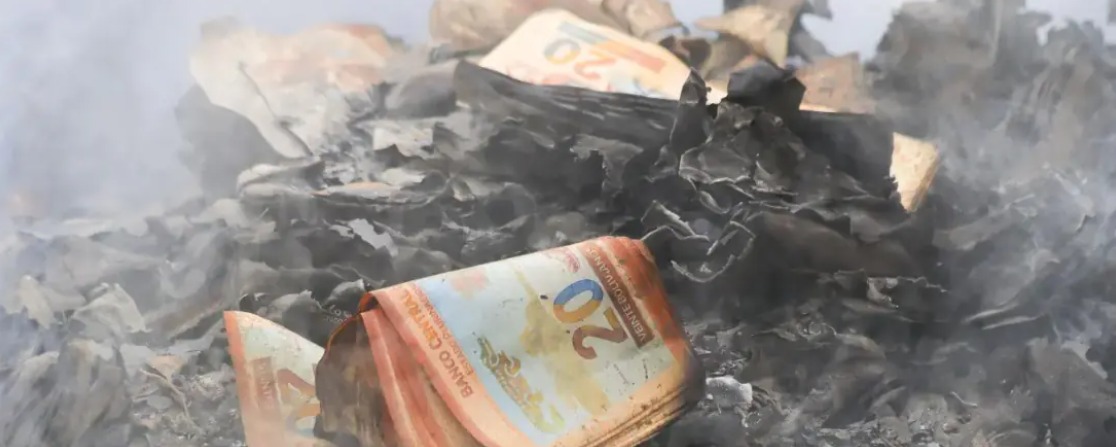 Justicia envía a prisión preventiva a 19 implicados en robo de dinero de avión siniestrado