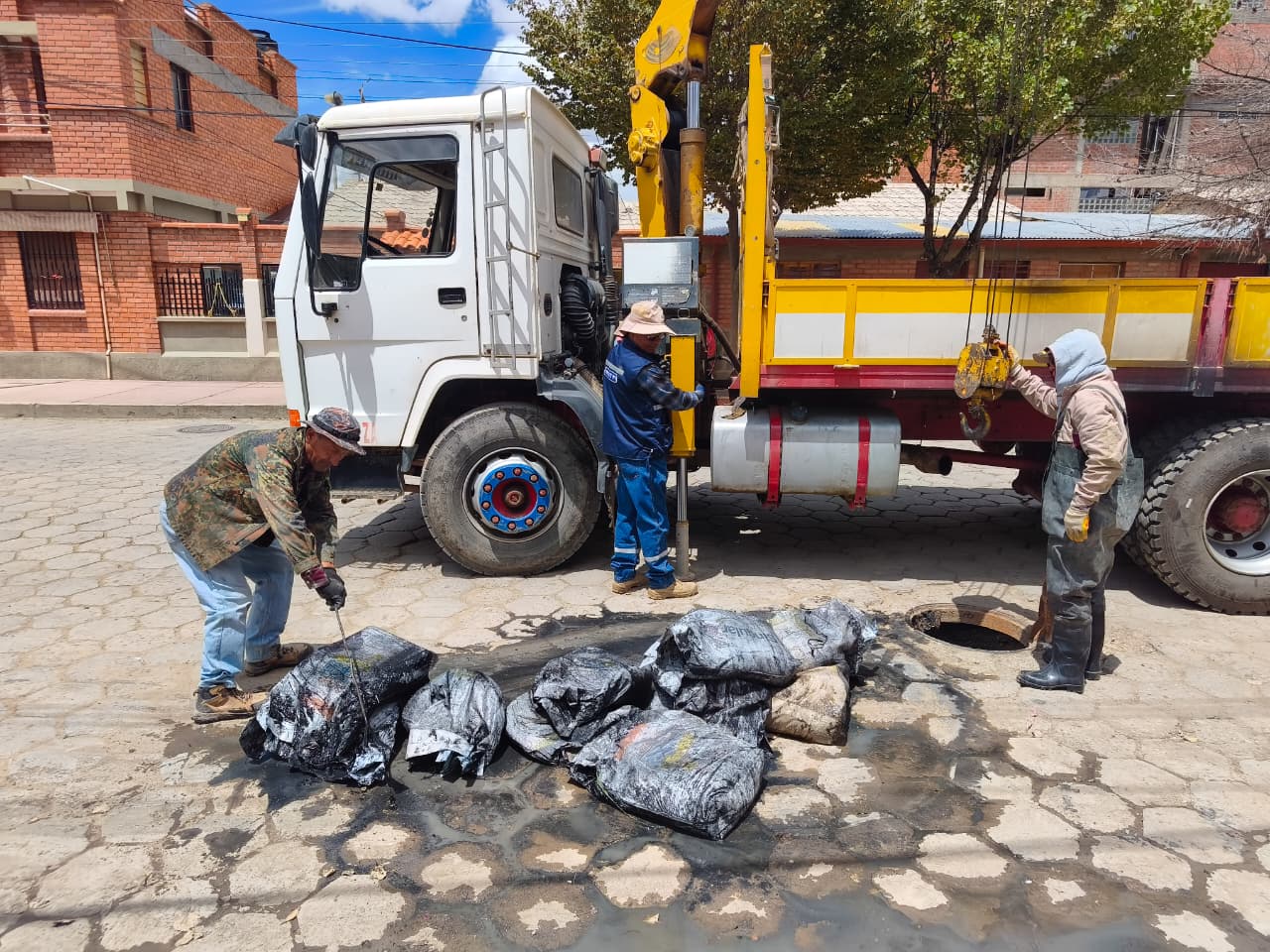 Municipio retira 26 sacos de arena que obstruían canal pluvial en Oruro