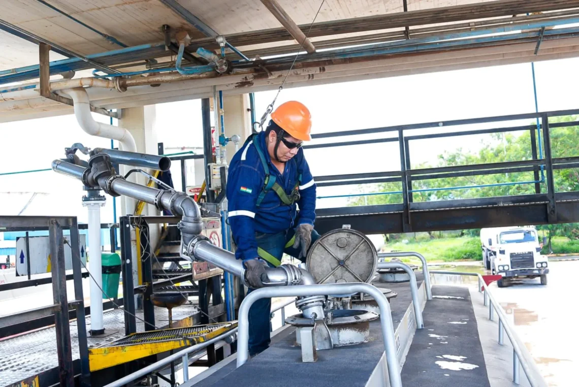 YPFB asegura que aditivos en la gasolina mejoran motores y niega daños en vehículos