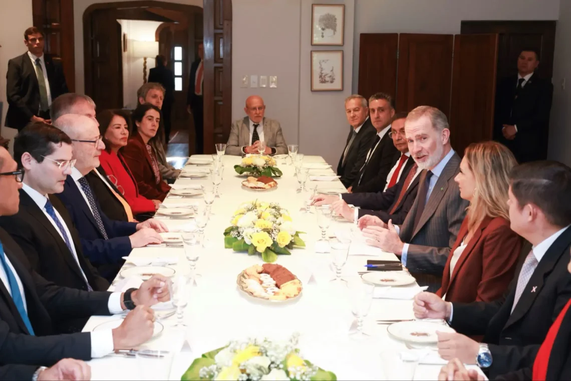 Empresarios destacan potencial económico de Bolivia en encuentro con el rey de España