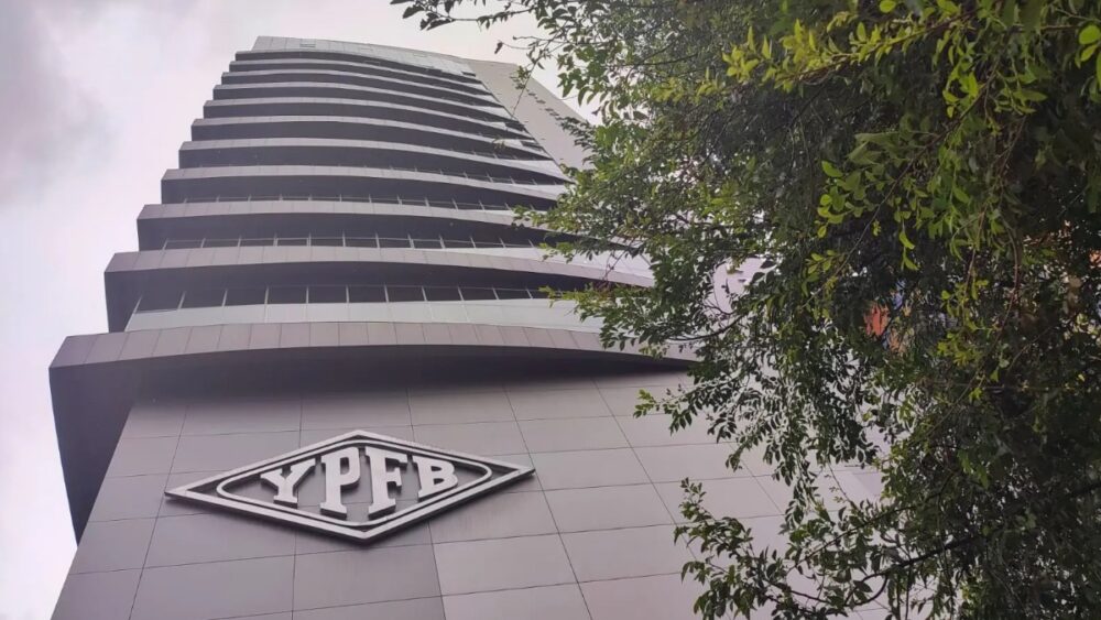 Senador denuncia presencia de 30 venezolanos en YPFB con sueldos elevados