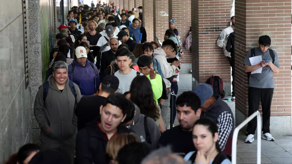 Migrantes sin papeles enfrentan barreras laborales y largas filas en Madrid