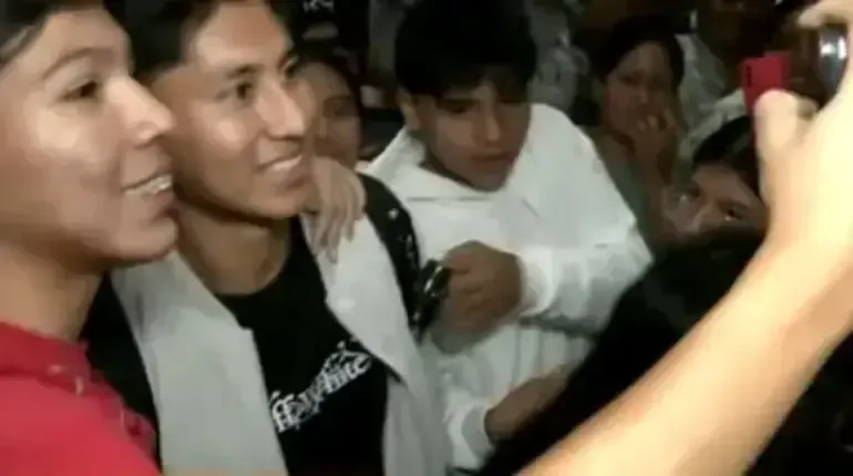 Aficionados reciben con apoyo a la selección boliviana tras su retorno