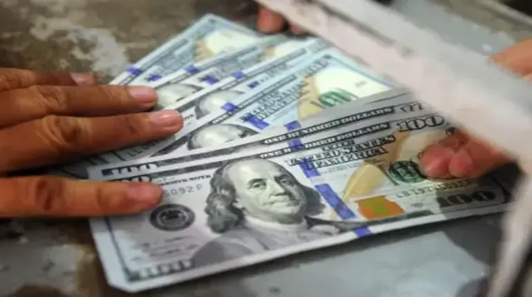 Gobierno prevé liberar ahorros en dólares desde septiembre