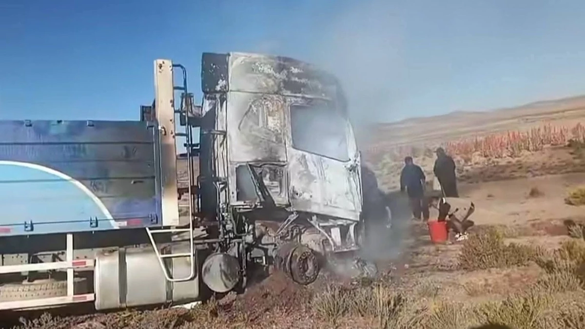 Choque en la carretera Uyuni–Oruro deja heridos y un tráiler en llamas