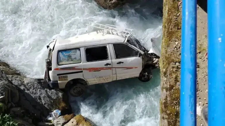 La Paz: Búsqueda intensiva de bebé tras caída de minibús en río de Quime