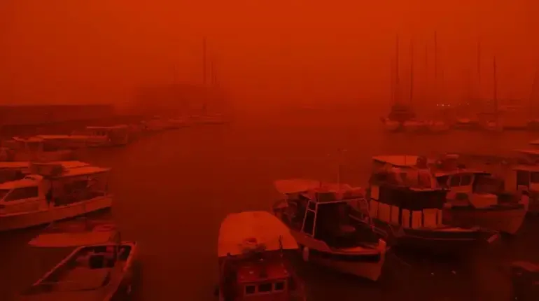 Polvo del Sahara tiñe de rojo el cielo en isla de Grecia