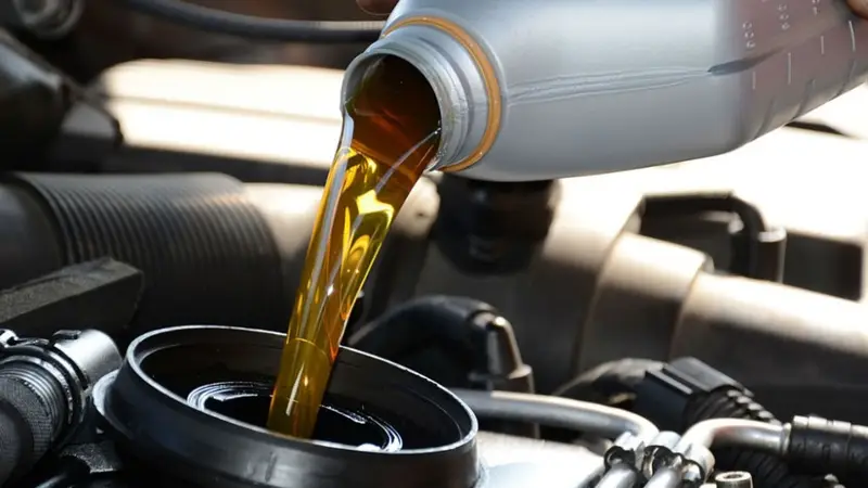 Aditivos falsos para vehículos preocupan a mecánicos: pueden dañar el motor