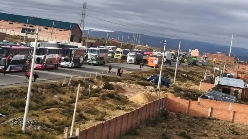 Bloqueo por diésel corta ruta La Paz–Oruro y deja viajeros varados