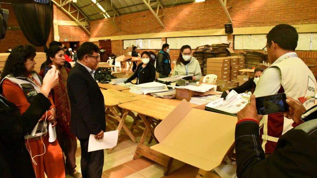 TED Oruro concluye armado de maletas electorales. Fotos: RTvU.