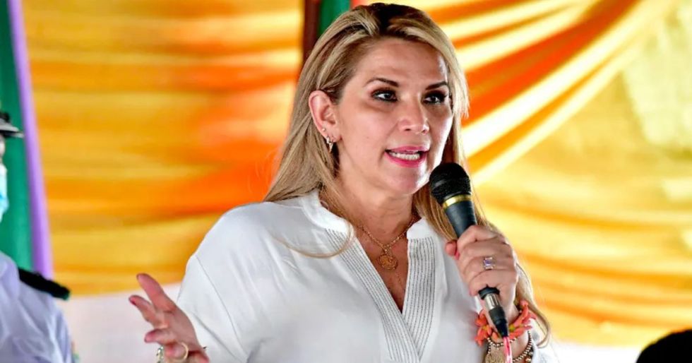 Áñez pide “madurez” a la dirigencia política ante la crisis social y económica