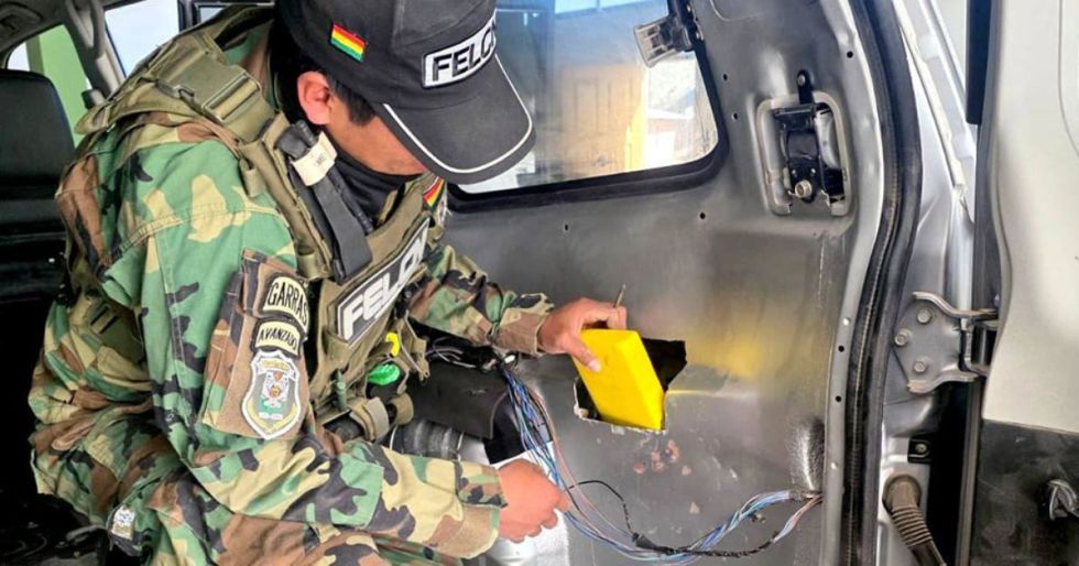 Interceptan vagoneta con 67 paquetes de droga en Potosí