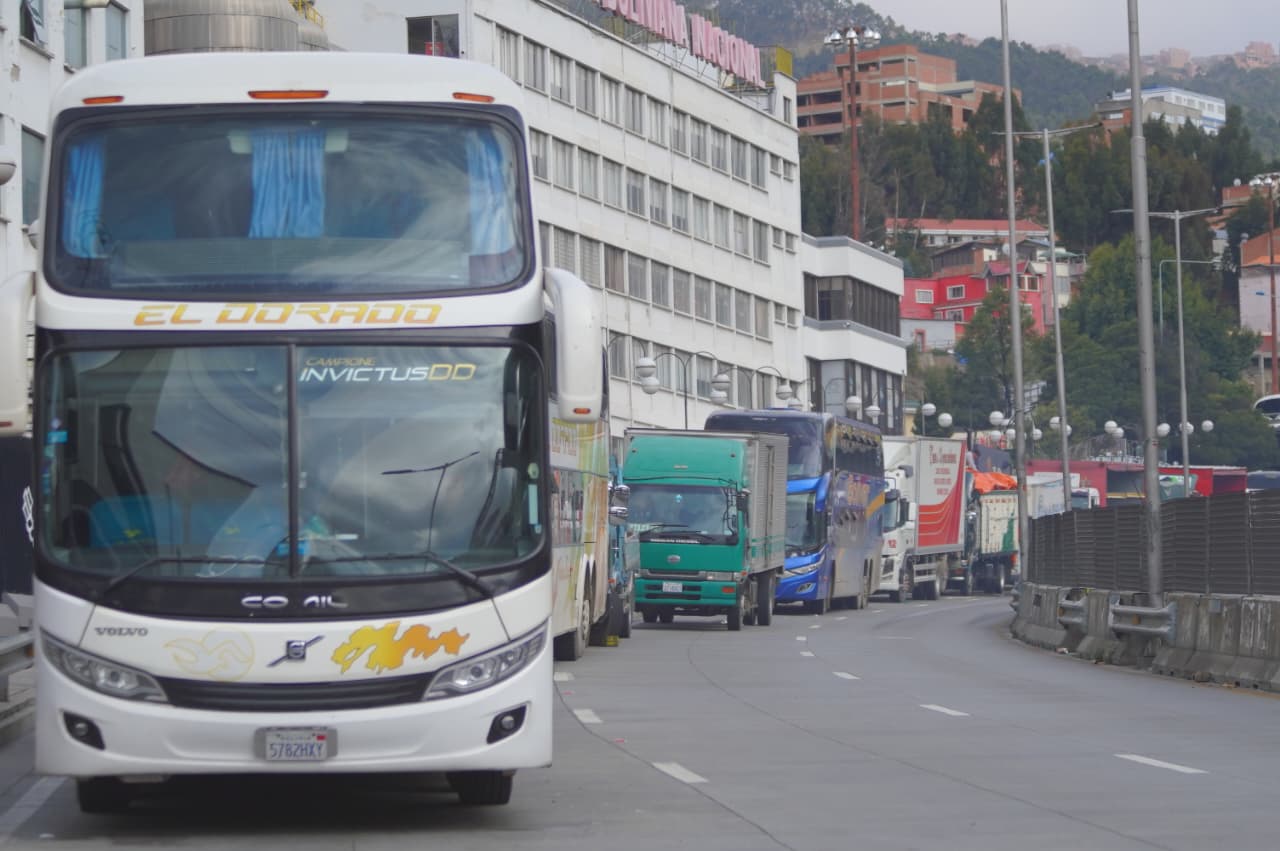 Escasez de diésel paraliza el 80% del transporte interdepartamental en Bolivia