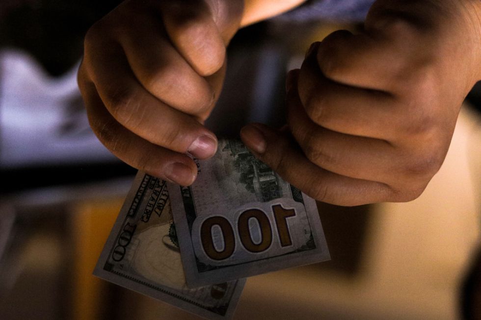 Dólar paralelo registra leve caída tras flexibilización de tarjetas