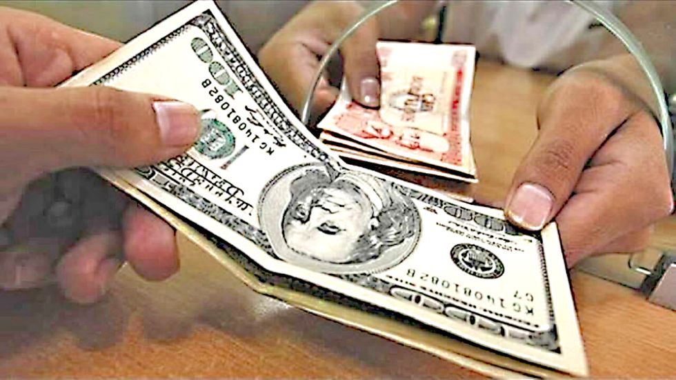 Gobierno proyecta devolución total de ahorros en dólares desde septiembre