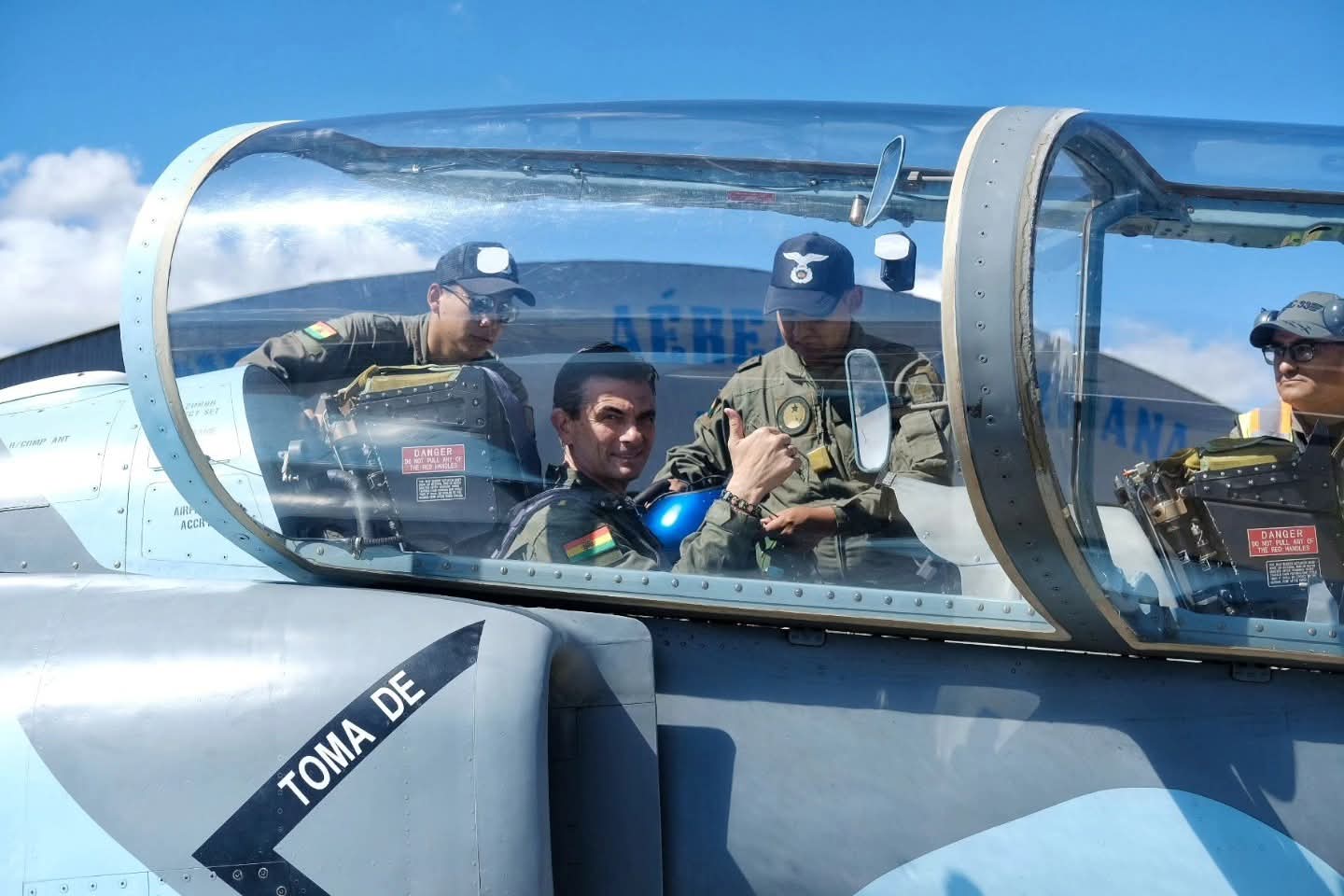 Presidente sobrevuela Tarija en aeronave militar K-8