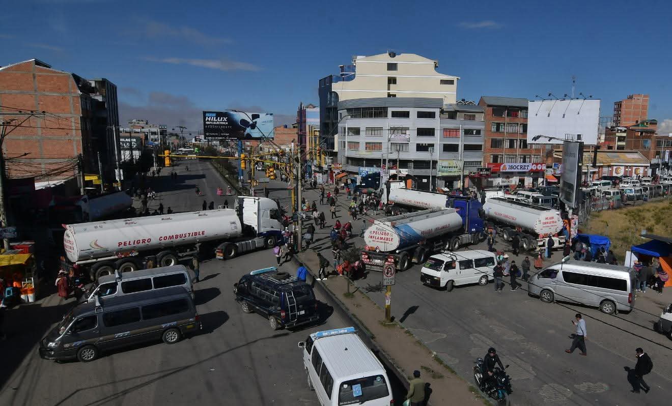 YPFB y transportistas logran acuerdo para levantar los bloqueos en El Alto