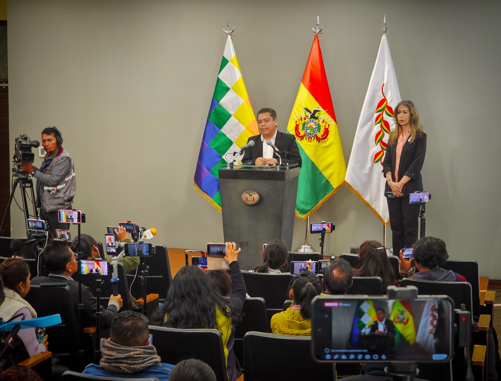 Gobierno advierte “proceso conspirativo” en medio de protestas y convoca al diálogo