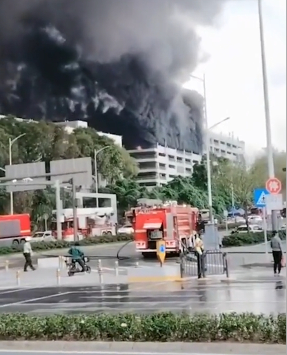 Investigan el origen de un incendio en una automotriz china líder mundial en ventas de vehículos eléctricos