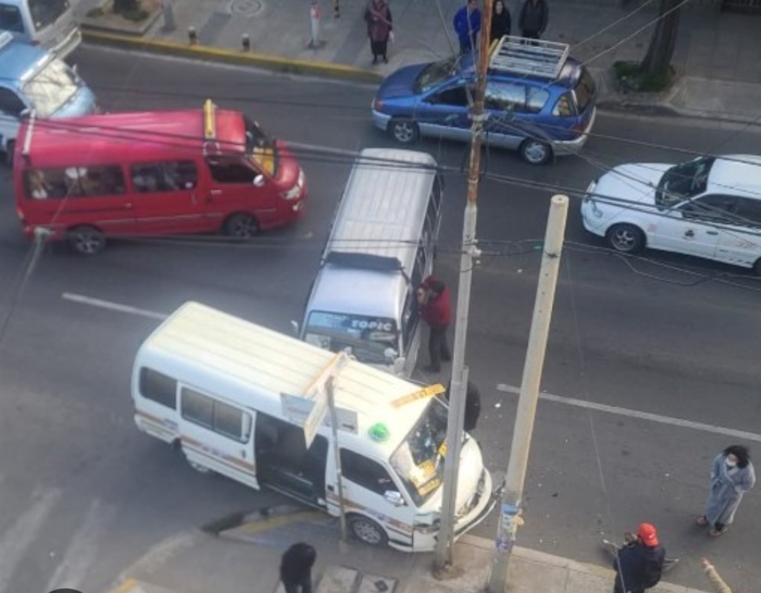 La Paz: accidente de transporte escolar en Obrajes deja tres niños heridos