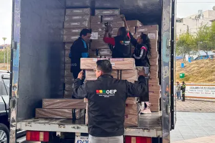 Distribuyen material electoral en cinco capitales rumbo a la segunda vuelta